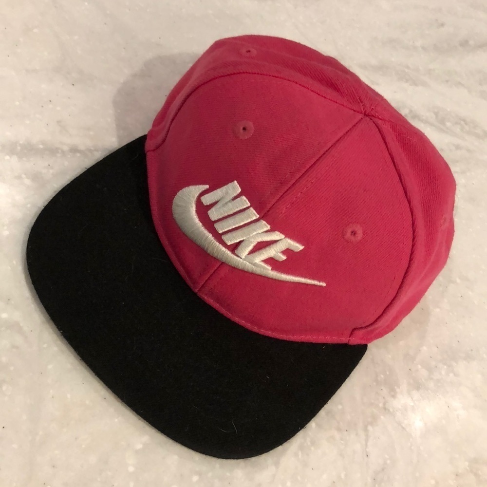 Nike girls adjustable baseball hat. EUC!